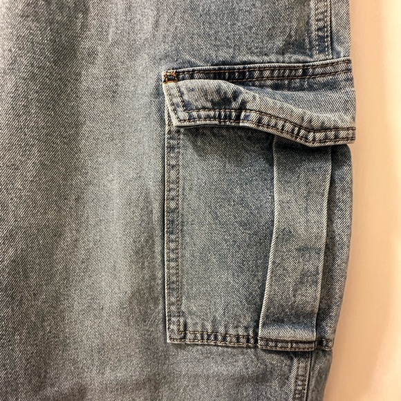 H&M cargo jeans in a light wash - Picture 4 of 5